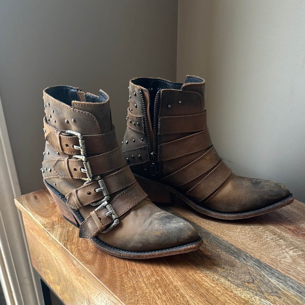 Liberty Black Buckle Short Tan